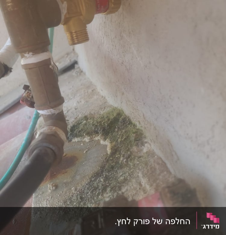 צינורות ומחברים של דוד שמש על קיר